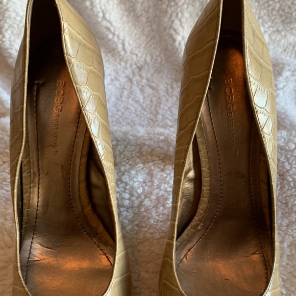 BCBGeneration/ Size 8 1/2/ Snake Pattern Cream BG Jodie Platform thick heel. - Picture 4 of 7